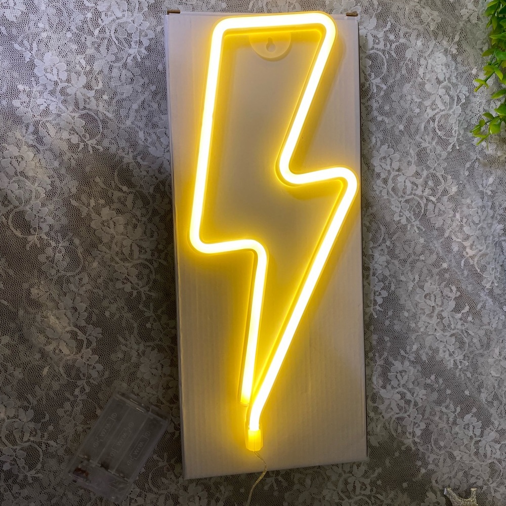Lighting bolt light